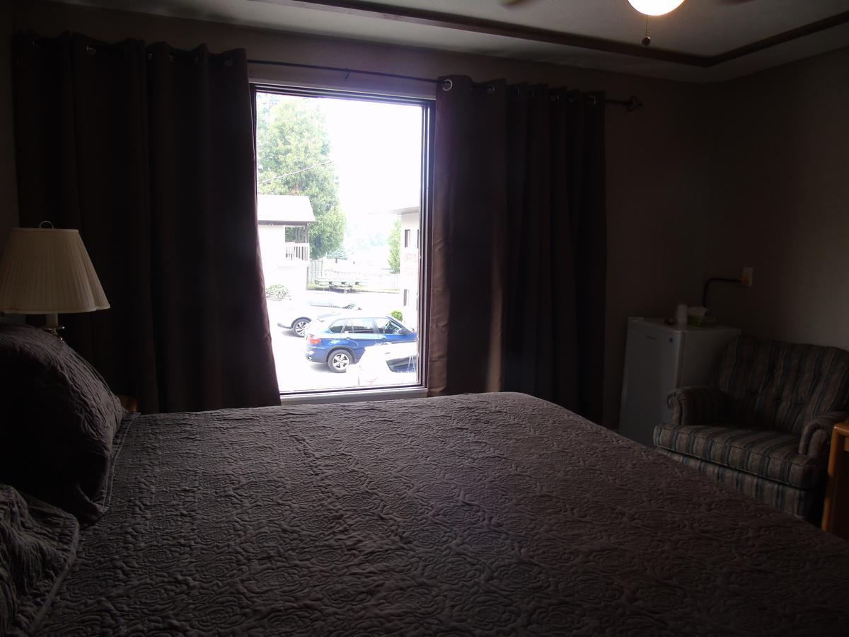 Kit Wat Motel & Marina Sauble Beach Exterior photo